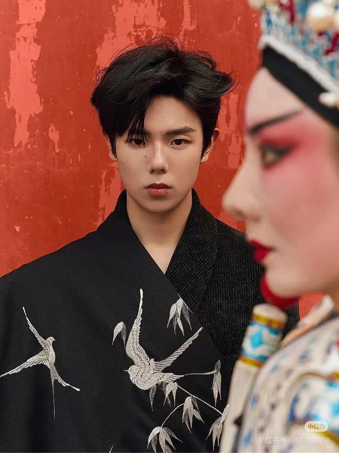 在积极化妆“服美役”pg电子当代男士正(图6)