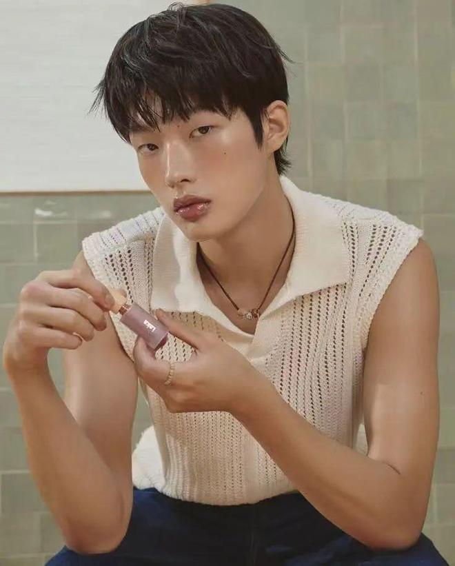 在积极化妆“服美役”pg电子当代男士正(图7)