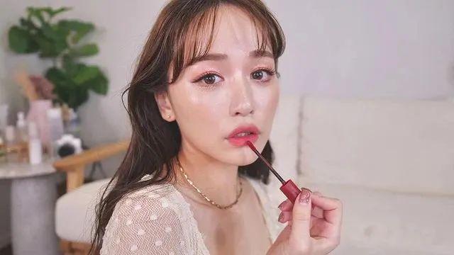 乱险些下海的她却成了年收破亿的老板！pg电子首页日本女偶像被曝私生活混(图7)