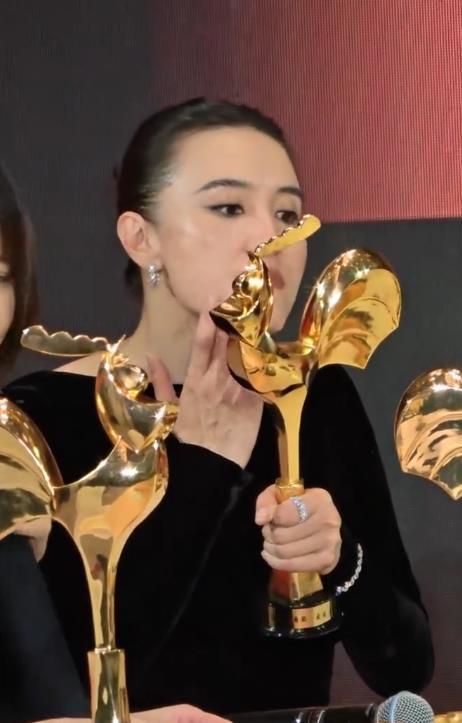 后宋佳用奖杯当化妆镜pg电子试玩金鸡奖影(图1)