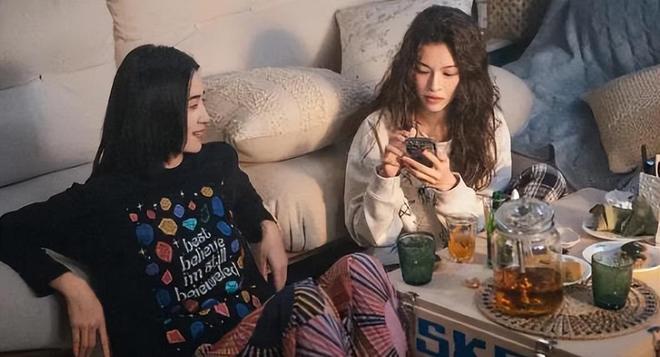 后宋佳用奖杯当化妆镜pg电子试玩金鸡奖影(图4)