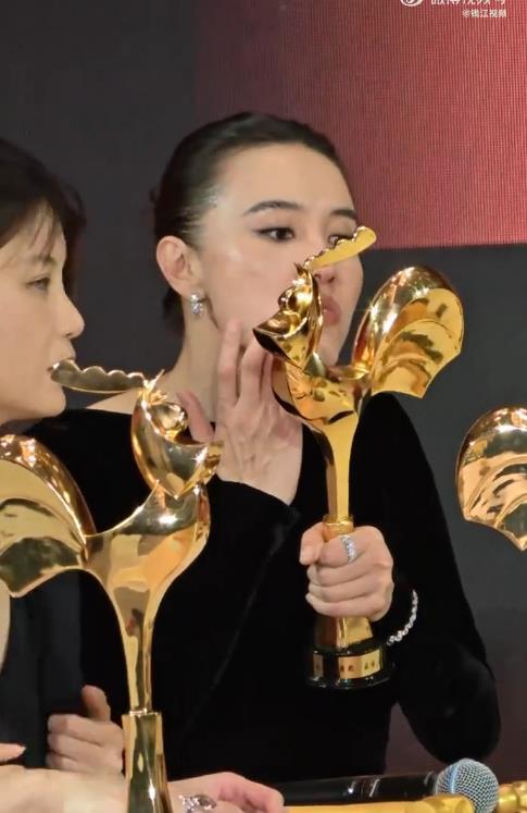 后宋佳用奖杯当化妆镜pg电子试玩金鸡奖影(图5)