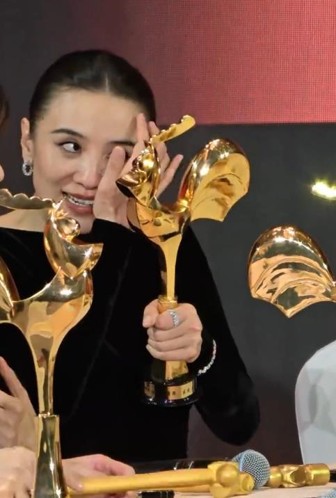 后宋佳用奖杯当化妆镜pg电子试玩金鸡奖影(图3)